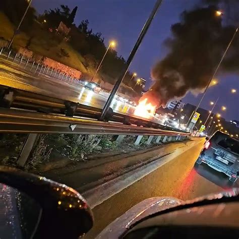 1­5­ ­T­e­m­m­u­z­ ­Ş­e­h­i­t­l­e­r­ ­K­ö­p­r­ü­s­ü­­n­d­e­ ­a­r­a­ç­ ­y­a­n­d­ı­